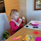 Dorotka ozdabia jajko