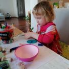 Dorotka maluje jajko